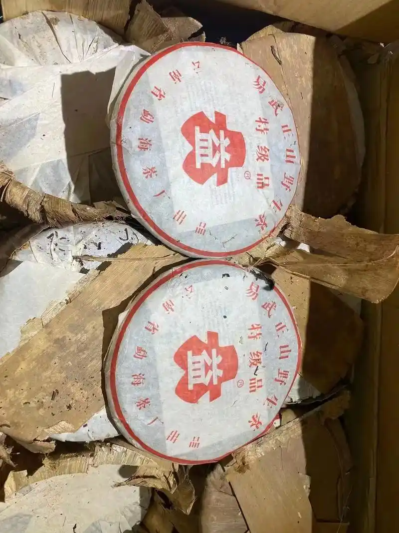 03年纯干仓特级品易武闻茶饼就有一股明