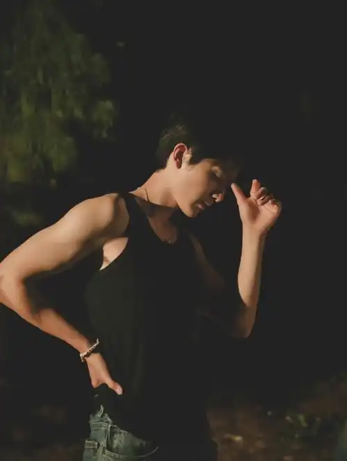 张新成侧颜的线条感##眼睛离不开张新成身上