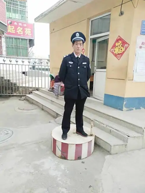 保安人员站岗执勤