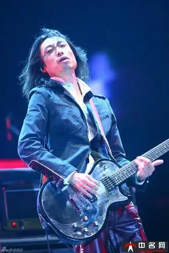 谢天笑,1972年12月8日生于山东淄博,中国着名摇滚歌手,词曲创作人.