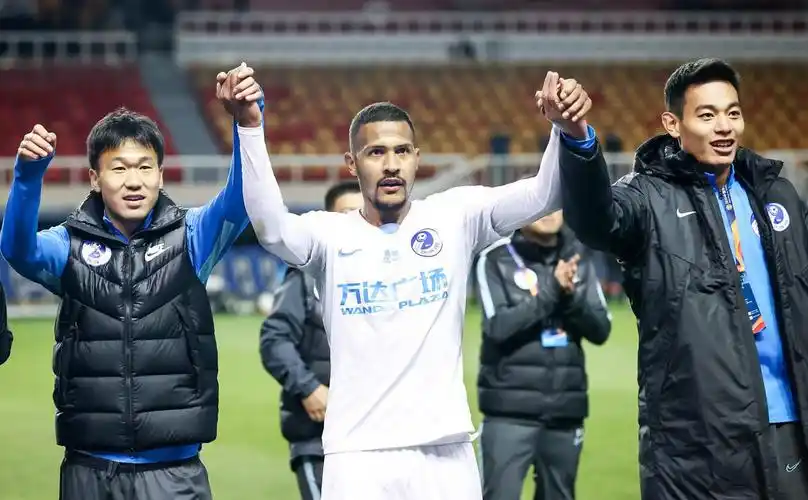 日前,根据俄罗斯媒体"championat"报道,大连队金靴级中锋龙东有接近