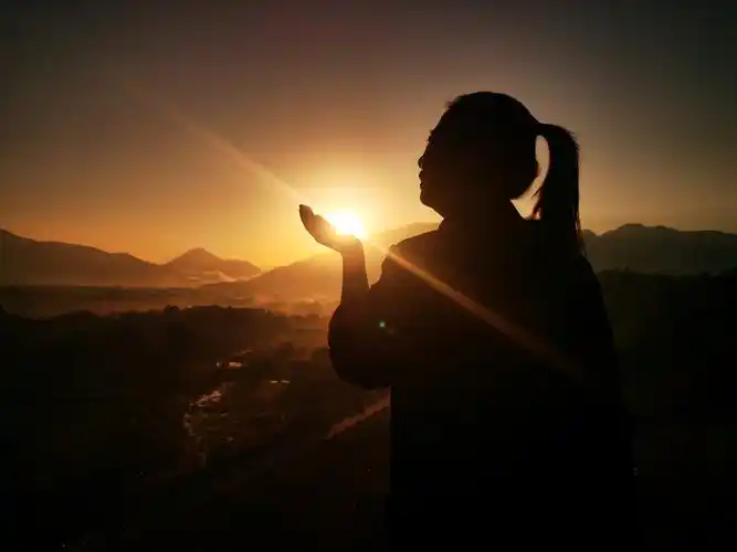 接着又来了一个手托太阳的姿势,是不是很美呀!