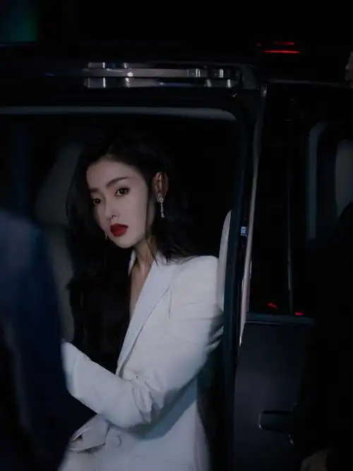 张天爱白色真空西装