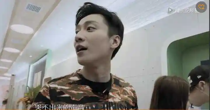 在hello女神里乔任梁脖子上好像粘了块很大的胶布,是我眼花吗?