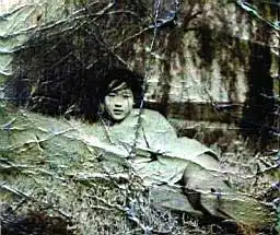 照片一位年仅18岁的女兵,为保护战友牺牲在血与火的台儿庄抗日战场上