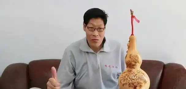 亚洲第一巨人张俊才:身高2.42米,24年前娶重庆女子,现如今怎样