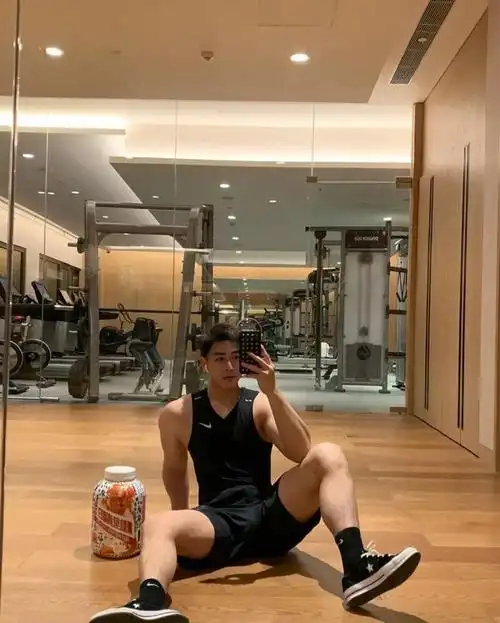 24岁网红帅哥爱健身身材完美肌肉发达俘获一众迷妹的芳心