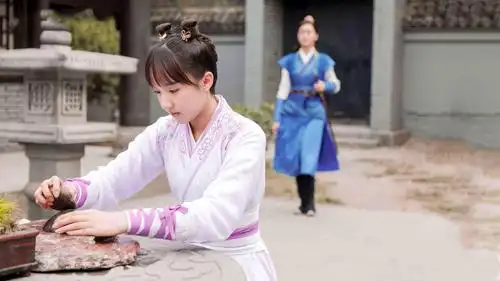 在剧中,由苏晓彤饰演的女主角仵作楚楚,呆萌又可爱,还拥有一身好本事.