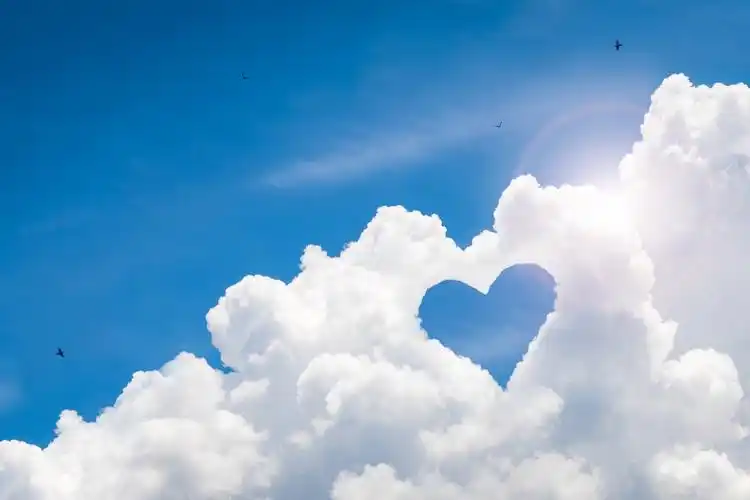 牵手漫步海边插画背景214浪漫情人节蓝色简约爱心比心天空晴天阳光白