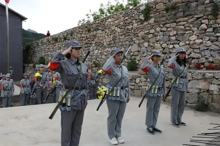 五星红旗冉冉升起,全体党员满怀激情,面向国旗,行八路军军礼,齐声高唱