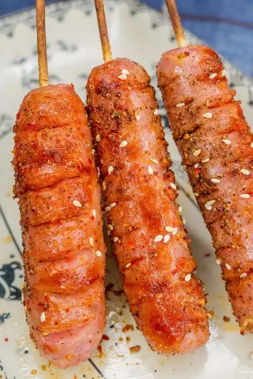 碳烤热狗烤羊蝎子一定要趁热吃,刚烤出来的羊蝎子,外脆里嫩,咬一口