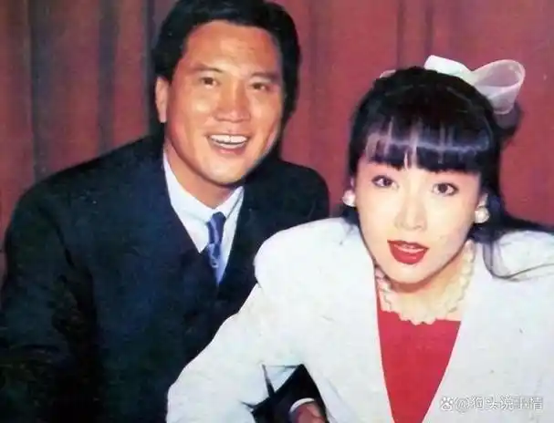 影帝万梓良:为爱当街下跪,娶离异带娃恬妞,二婚娶小16岁娇妻