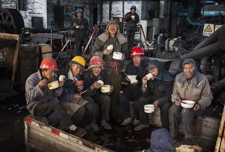 即使现在已经做了爷爷的人了,却一直在坚持练字的习惯,从工地回到租房