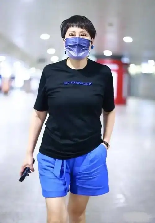 张凯丽潇洒走机场,穿搭时髦却遮不住发福身材,终于有了老年气息