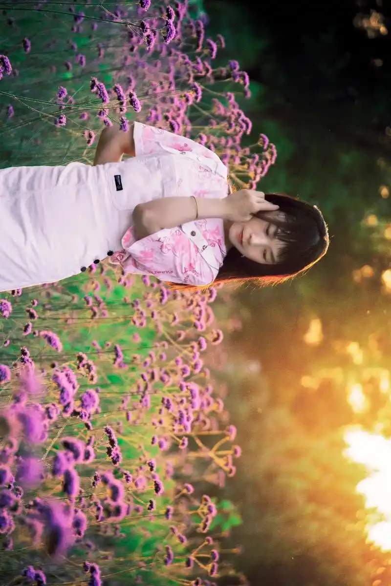 环境人像#马鞭草花海 #原创摄影 #唯美意境 #夕阳余辉 # - 抖音