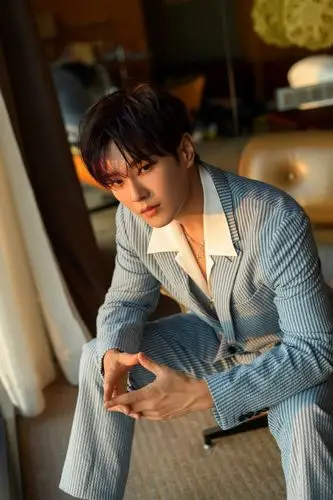 李汶翰清新条纹西服彰显少年温柔诠释洒脱魅力