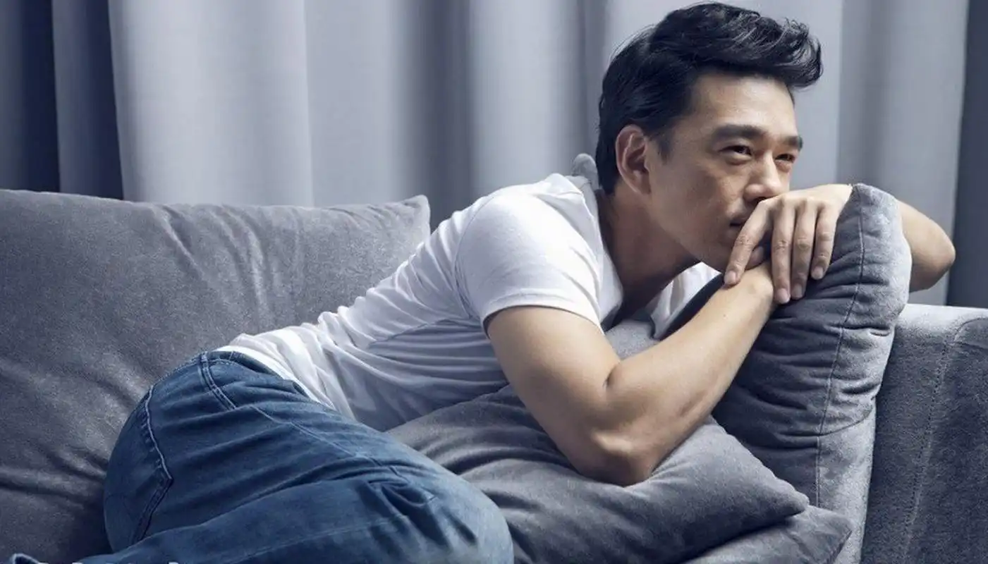 王耀庆抓肌肉男的胸? 大家觉得这位照片中的男人是王耀庆吗?