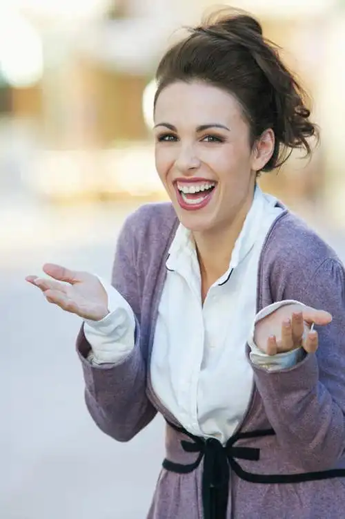 西方人,一个人,站,笑,微笑,露齿笑,竖图,室外,白天,正面,欧洲,欧洲人