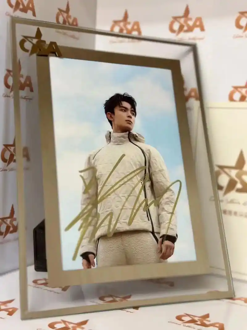 吴磊亲笔签名照,带证书,含玻璃相框.#吴磊 亲笔签名照,带证 - 抖音