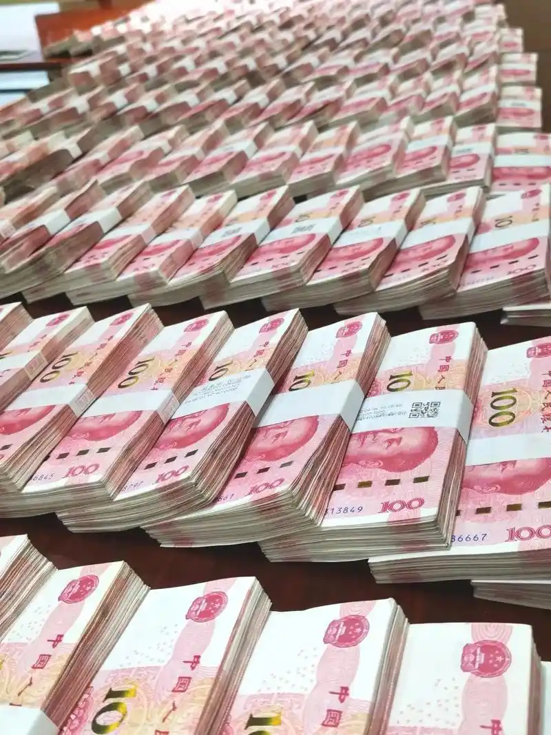 携手相助 共克时艰,在这特殊的时期 ,老板拿三百万现金做福利 - 抖音