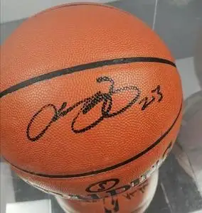 勒布朗詹姆斯亲笔签名篮球
