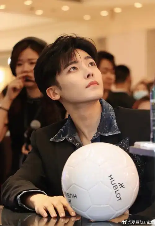 侯明昊生图#侯明昊生图状态太能打了,五官好优越,笑起来也太治愈了!