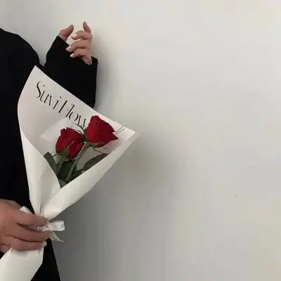 手拿玫瑰花我带着浪漫将你入怀