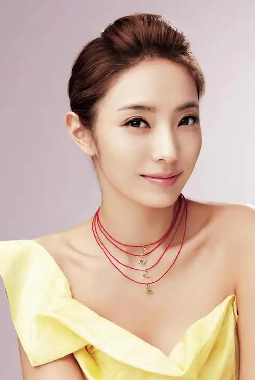 韩国女星韩彩英