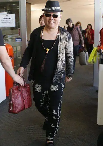 三十多岁的男人怎么打扮比较有暴发户范?