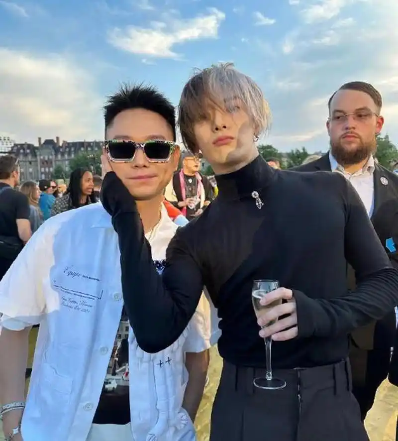 近期王嘉尔出席巴黎时装周,其工作室发出老板王嘉尔的帅照,王嘉尔身穿