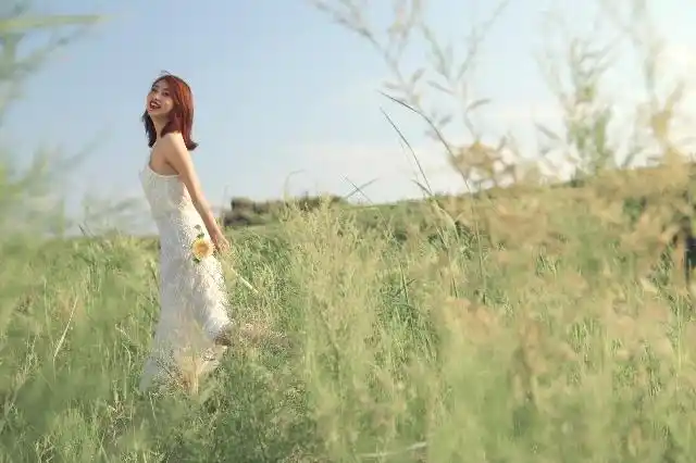 人像摄影:美丽动人的花朵让模特看起来更加的妩媚婉约