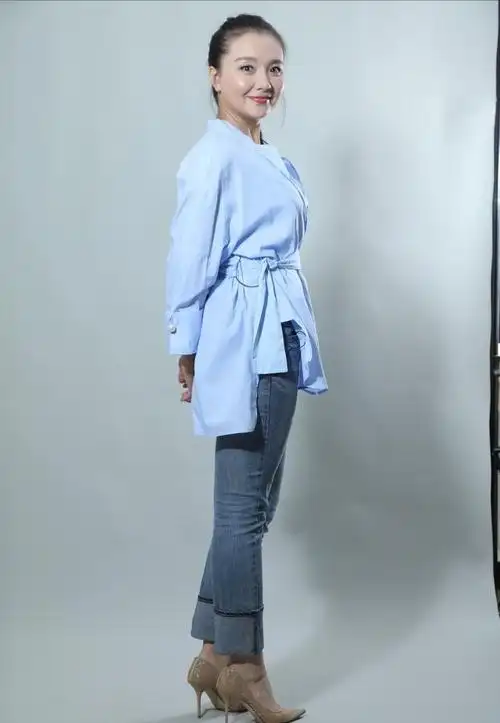 阔太孙茜穿衣真低调,衬衣配牛仔裤身材过分真实,大圆脸好减龄