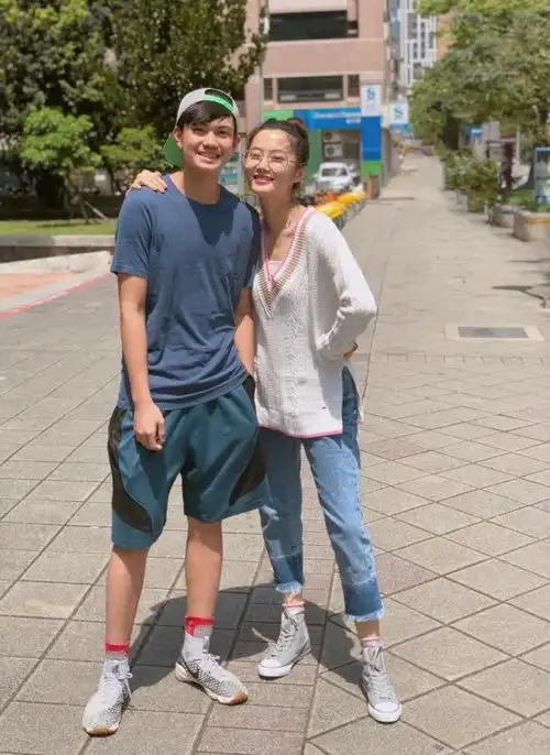 赵小侨:怀孕可以养猫吗?老公担心"会过敏"直摇头