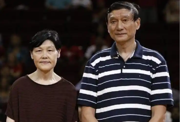 姚明母亲方凤娣:身高1米88曾是女篮队长,定居美国给带