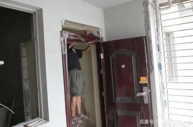 多亏工人提醒,安装防盗门不灌浆,就一木框架子,用久会变形
