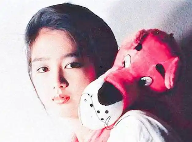 从母女同框图来看,女儿双眼皮圆脸,朱丽倩也是双眼皮圆脸,还都留着