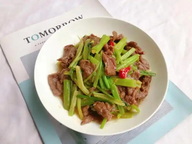 超简单的家常饭芹菜炒牛肉