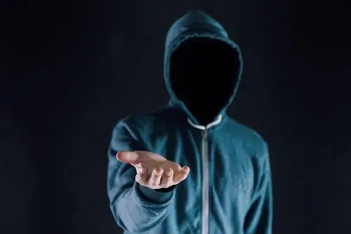 戴面罩的黑客伸手