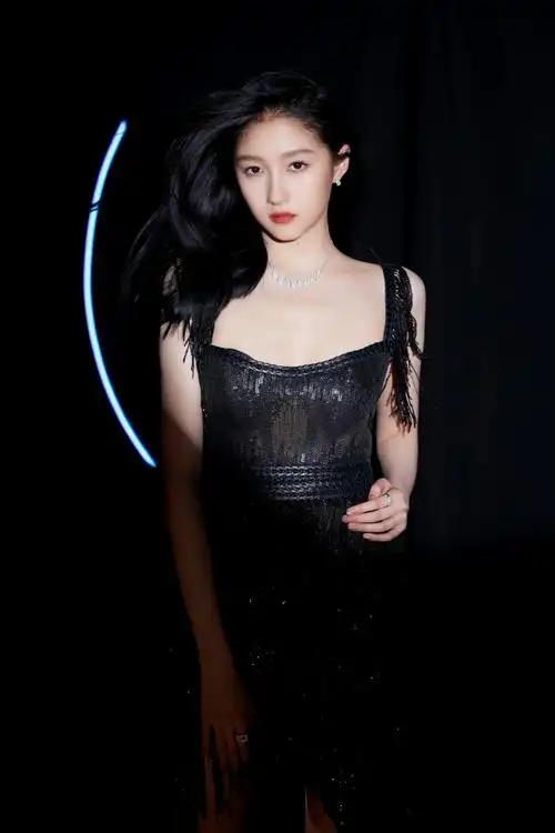 关晓彤2020cosmo时尚盛典