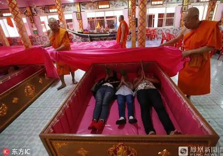 泰国:信徒"躺棺材"祈福