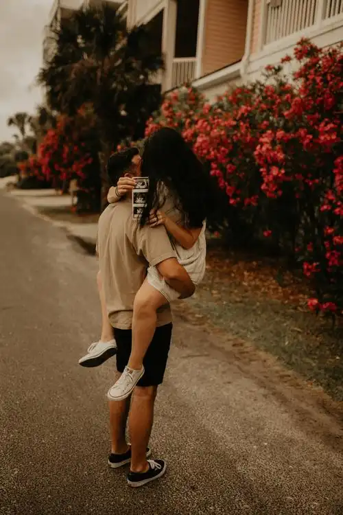 男生和女生抱在一起图片