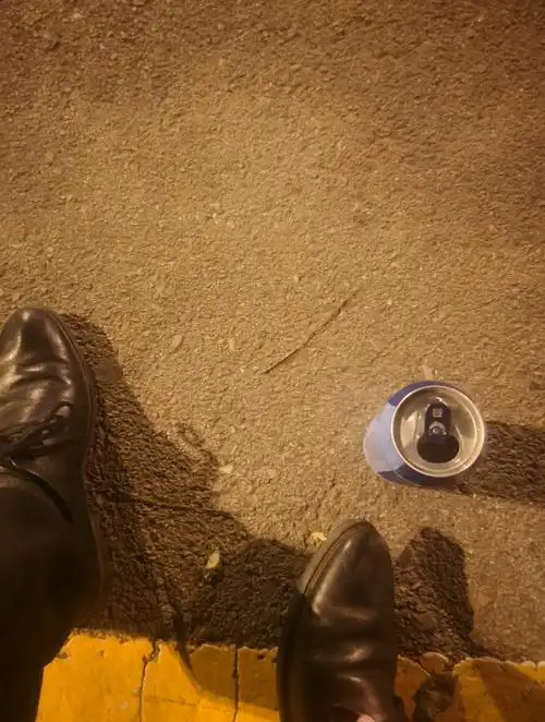 深夜的酒和想你的夜晚,一个人坐在马路边上,享受孤独