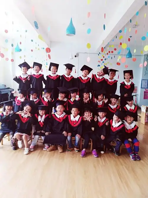 乖娃娃幼儿园2018届学前一班~~人生中的第一张毕业照