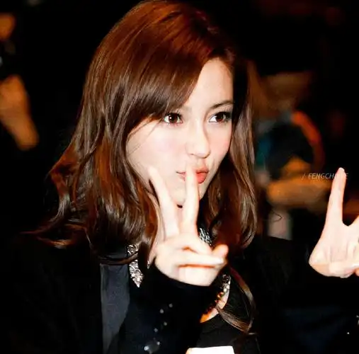 angelababy##杨颖#合照必备动作😏剪刀手✌🏻来分享你手机赖哪