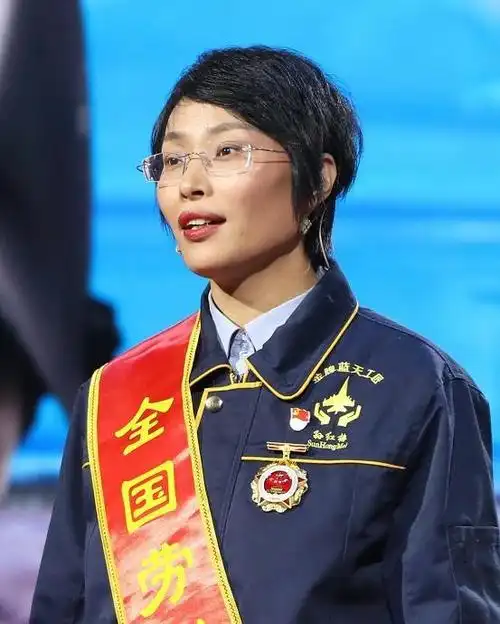 有位人人敬佩的"花木兰",她从小立志从军报国,长大后投身空军航修一线