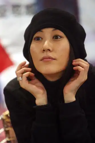 窦唯前女友姜昕宣传新专辑休闲装扮个性十足