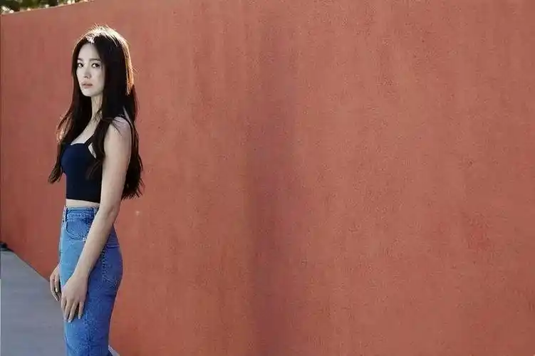 宋慧乔离婚后风格大变,穿吊带衫 牛仔裙凹造型,42岁美出新高度