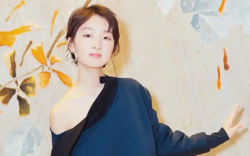 周冬雨短发时尚写真