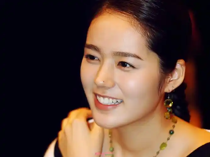 韩国女明星排行榜第一位韩佳人的美是那种晶莹剔透的美丽,深邃的眼睛