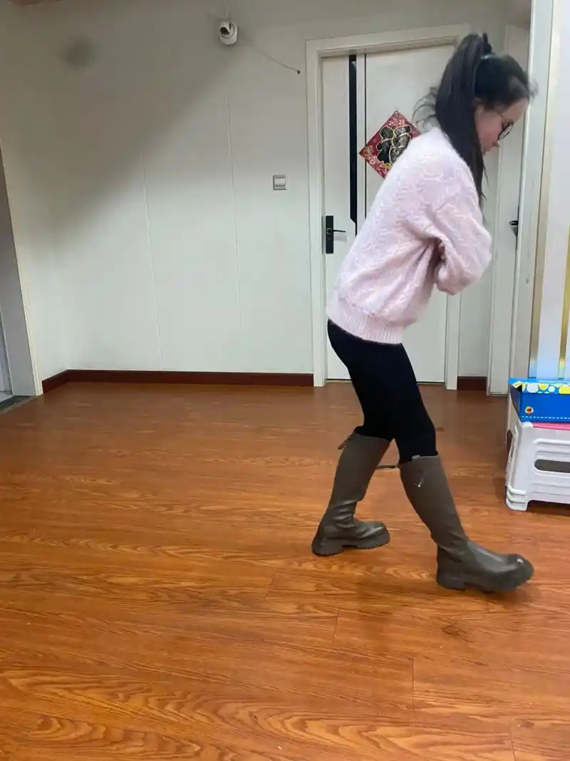 拉丁舞小女孩 #长筒靴 感谢我姐姐给俺闺女买的毛衣和靴子